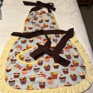 Super cute kids apron with a pocket!